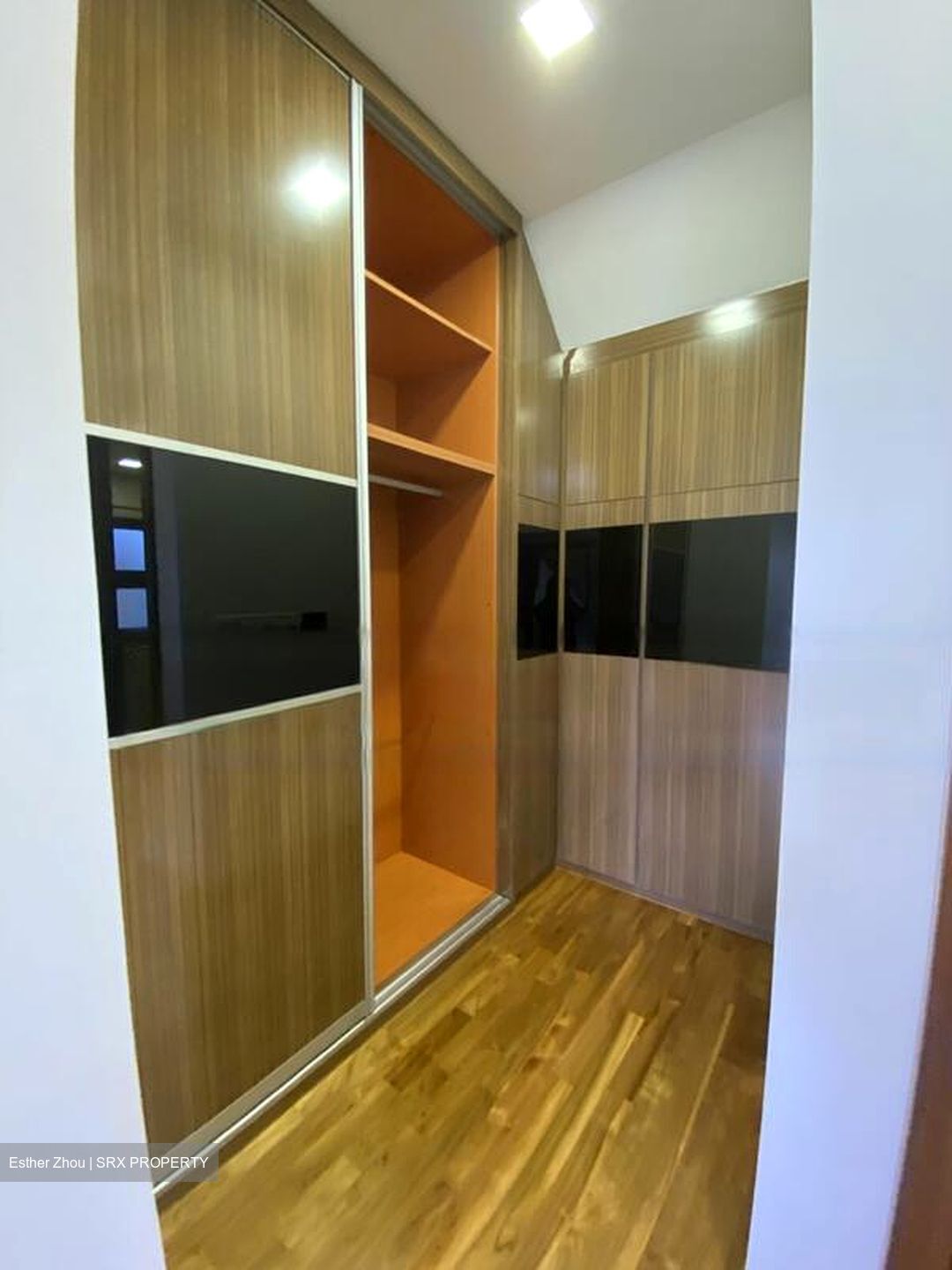 Holland Link (D10), Terrace #457887711